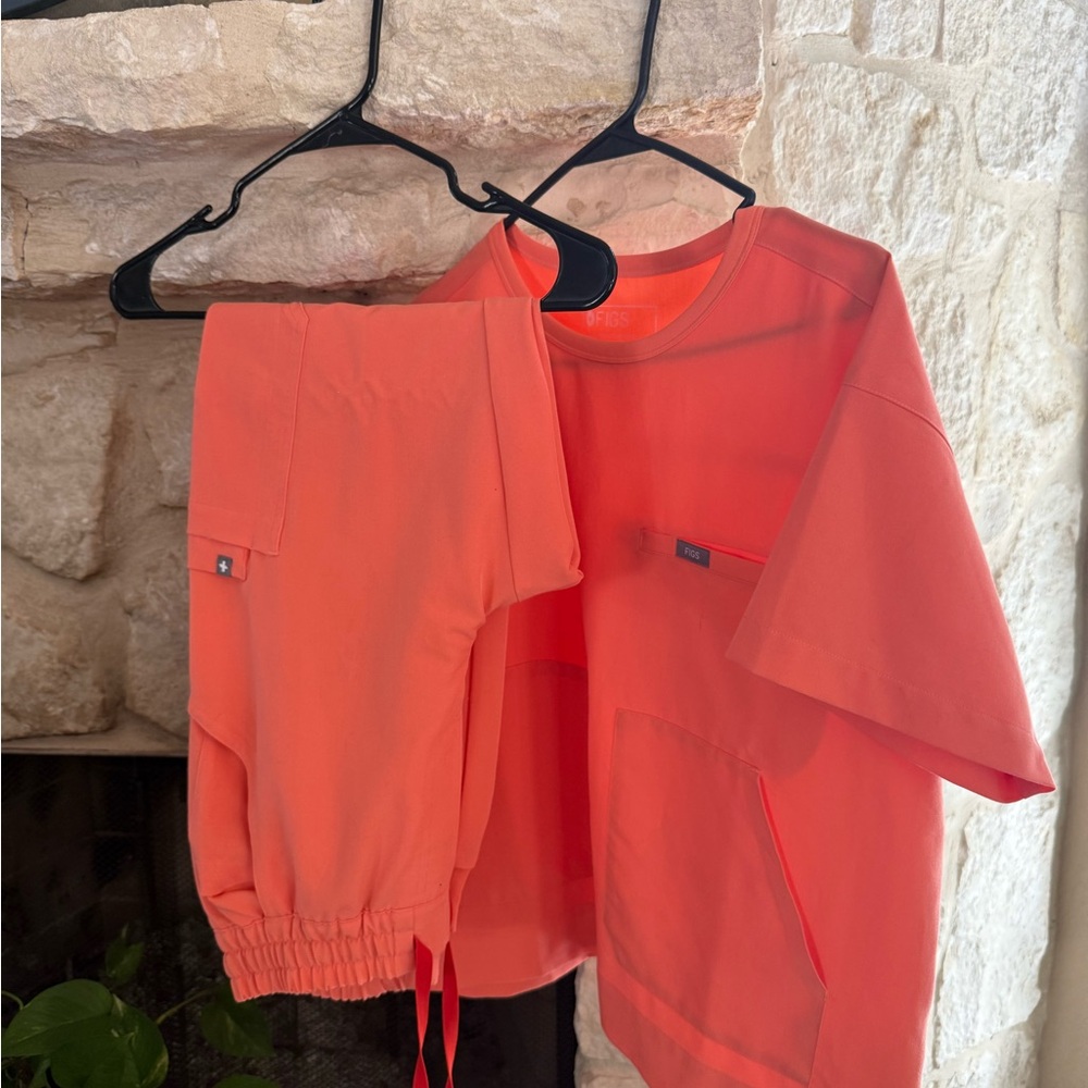 Figs Women’s Coral Short Sleeve Top and Pants Set.